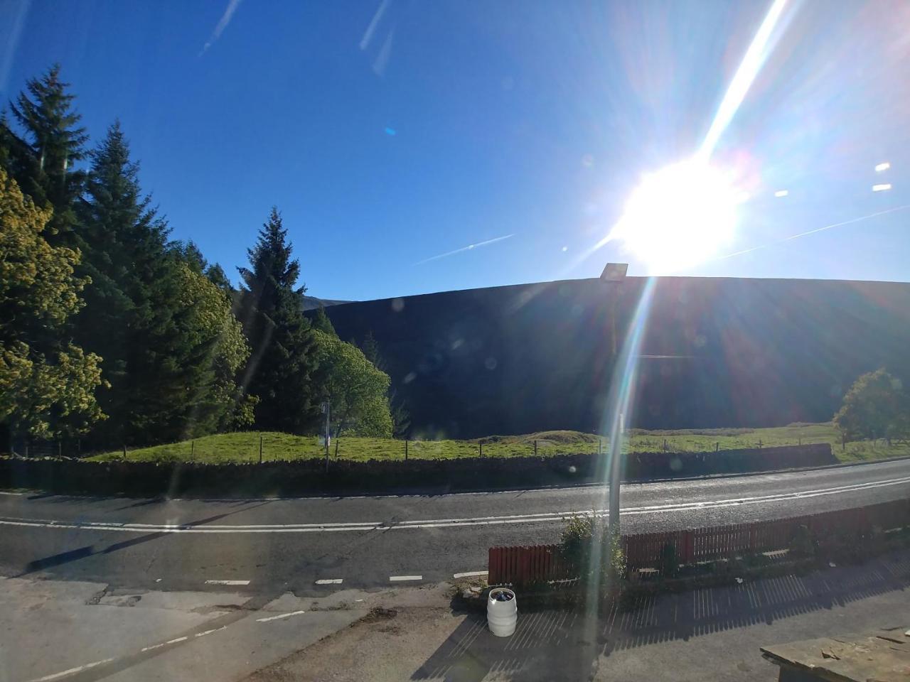The Snake Pass Inn Идейл Екстериор снимка